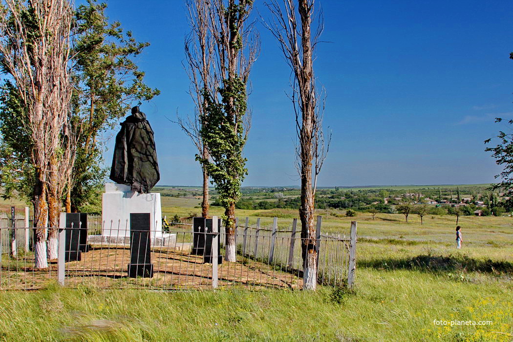 братская могила павших в ВОВ напротив Чумаков