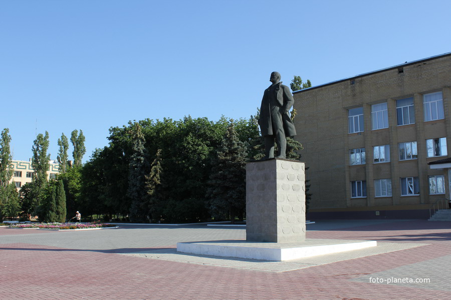 памятник Ленину у администрации района