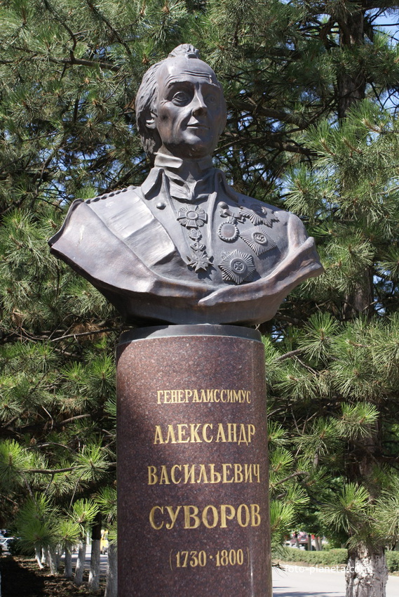 памятник Суворову