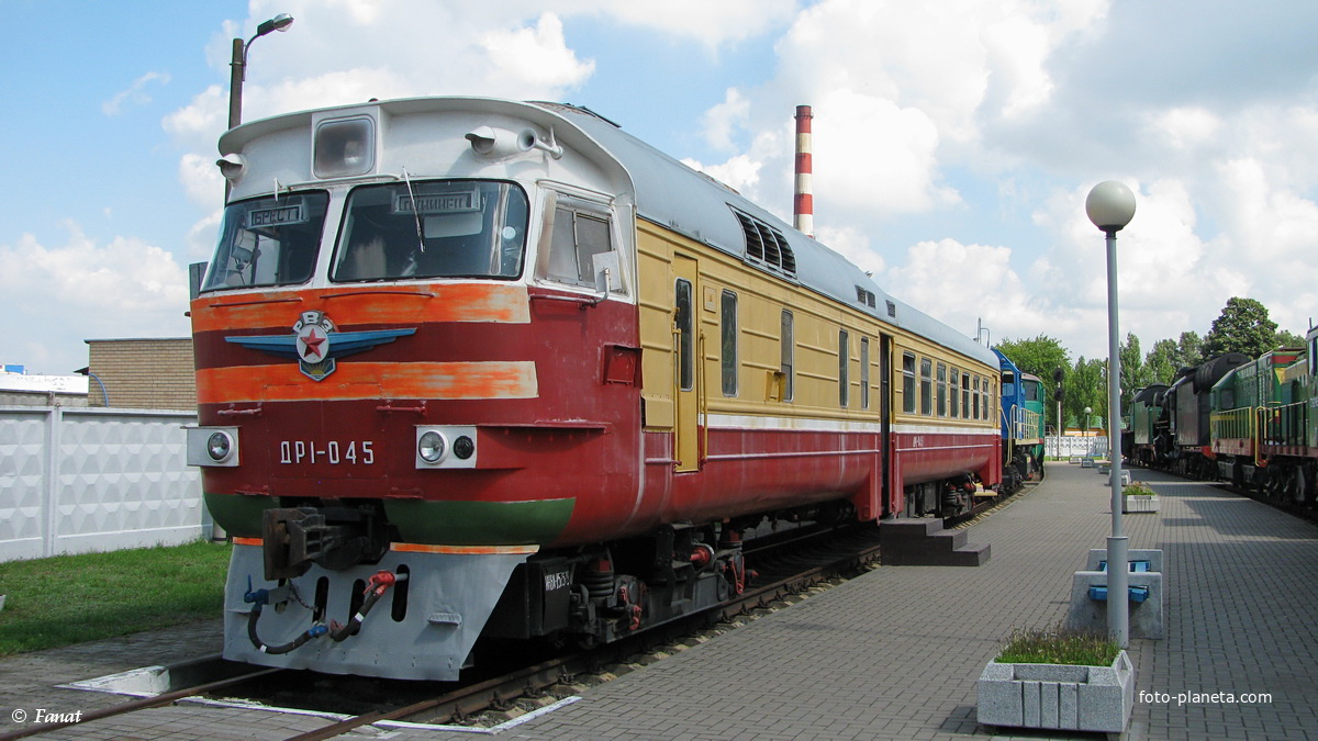 Голова дизель-поезда ДР1-45 на территории музея ж.д. техники