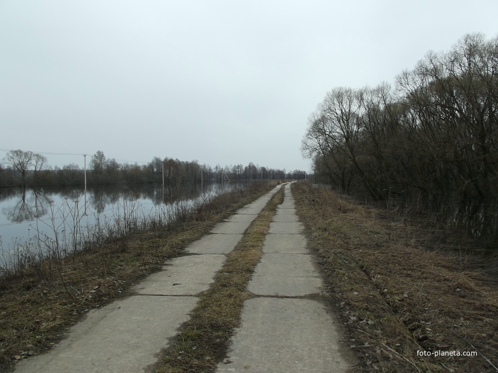 Река Нерская и бетонная дорога на берегу