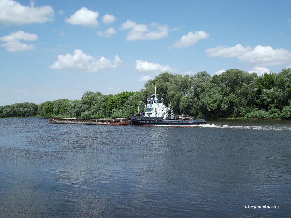 Москва-река и баржа, плывущая вверх по течению