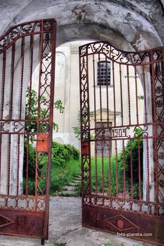 Вхідна брама Білокамінського костела