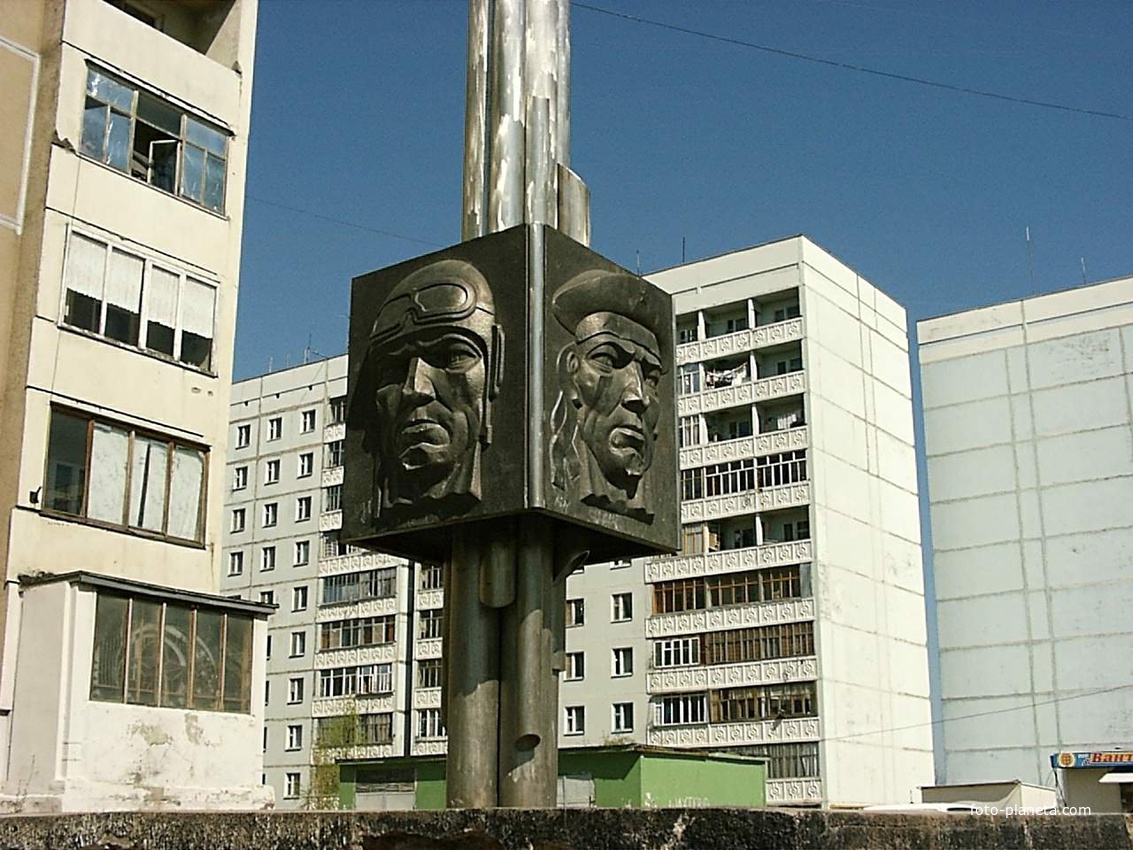 памятный знак воинам-участникам ВОВ у клуба ветеранов нового города