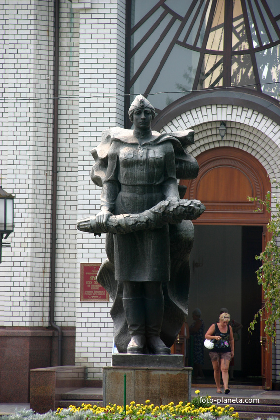 Памятник Женщине-солдату