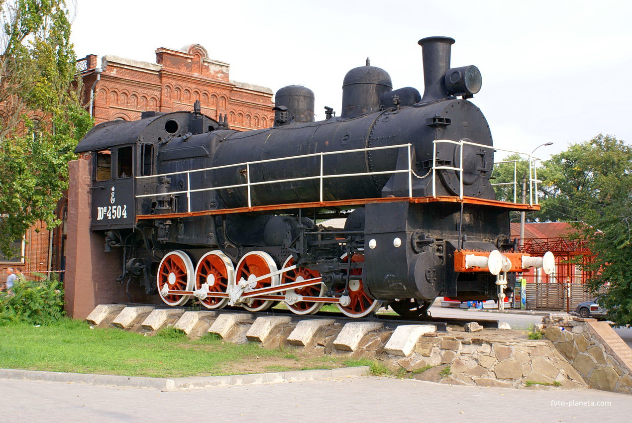 Памятник железнодорожникам, принимавшим участие в разгроме белогвардейцев  Во время гражданской войны паровоз Эш-4504 с платформой врезался в вокзал с белогвардейцами и взорвался.