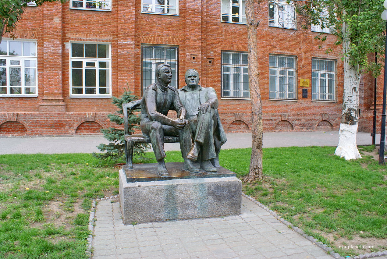 ТТИ ЮФУ корпус А (Таганрог)  Таганрогский технологический институт Южного Федерального университета. Бывший ТРТУ (Таганрогский радиотехнический университет). Памятник гагарину и Королеву