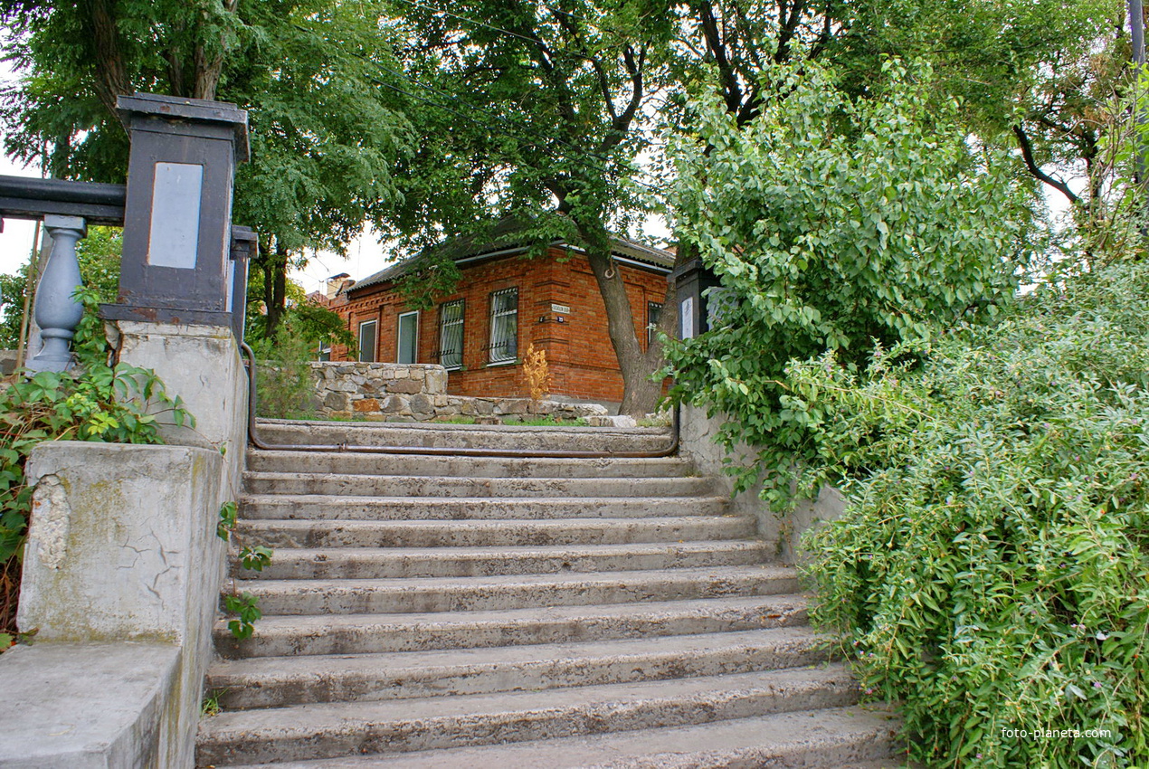 каменная лестница ведущая со мотровой площадки