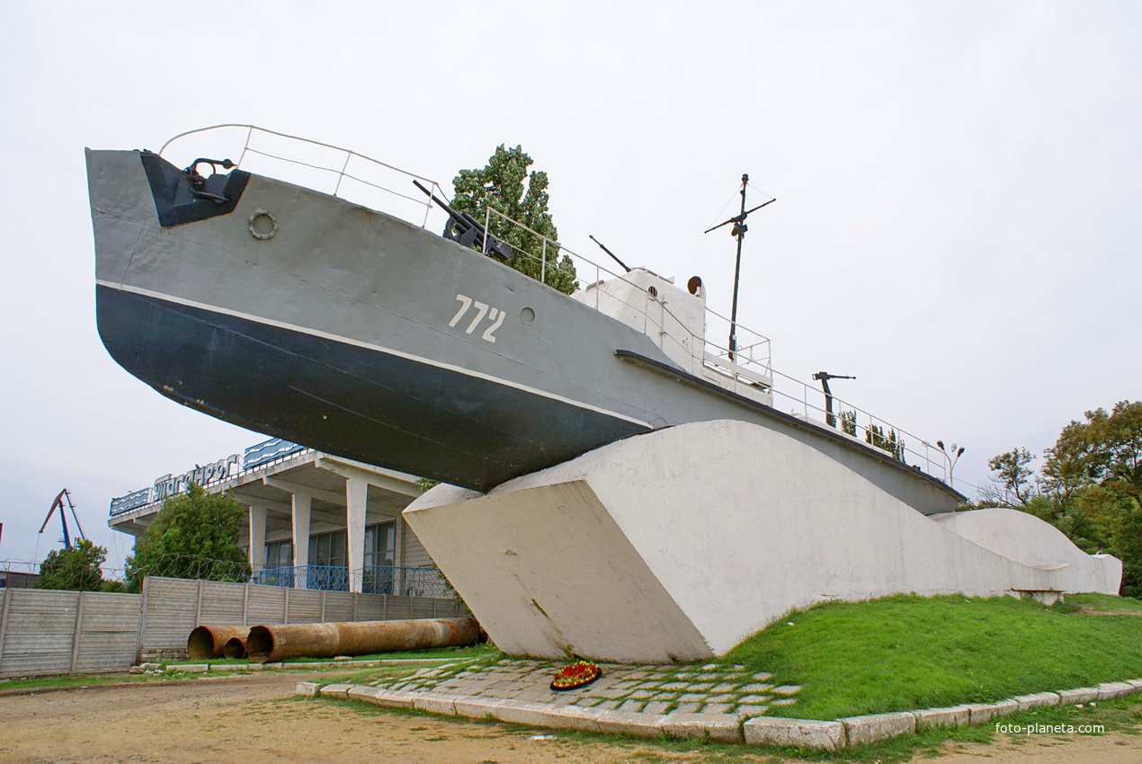 Памятник &quot;Морякам, участникам боёв за Таганрог в Великой Отечественной войне от благодарных таганрожцев&quot;