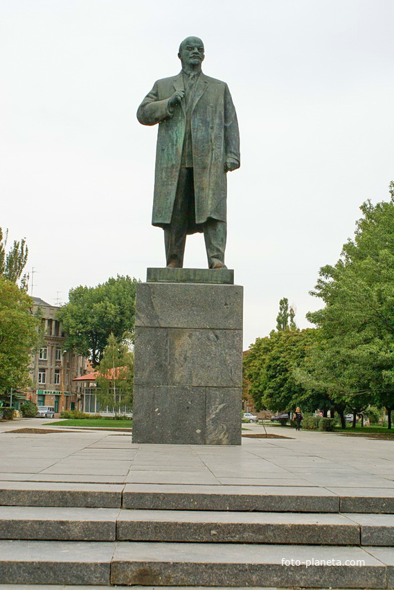 памятник Ленину на Октябрьской площади