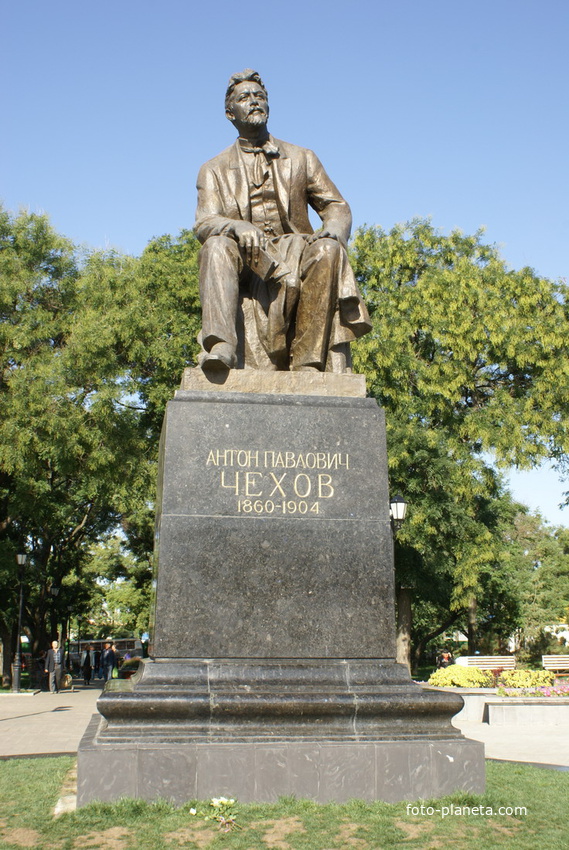 памятник Чехову