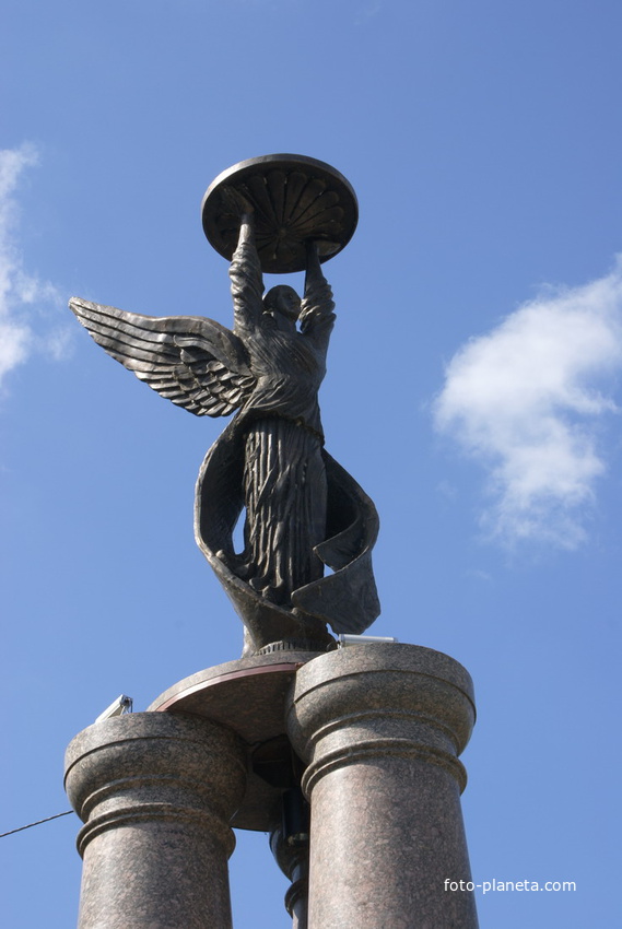 Верхняя часть памятника к 300-летию Таганрога