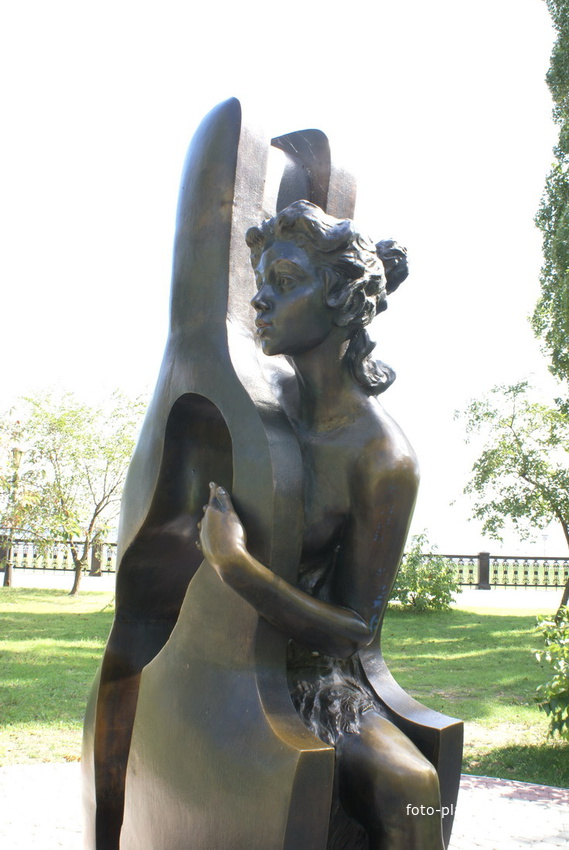 Скульптура &quot;Роман с контрабасом&quot; - По произведению А.П.Чехова