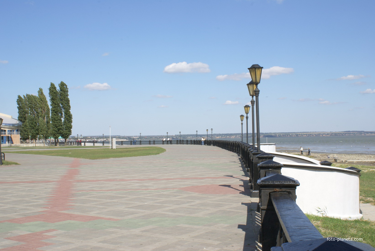 Набережная в парке