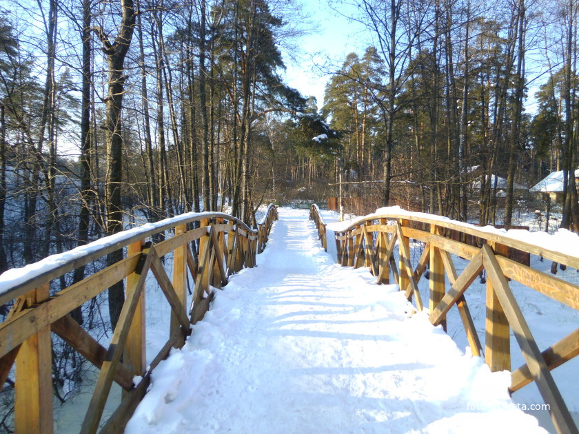 Деревянный мостик через ручей. Возле Кратова