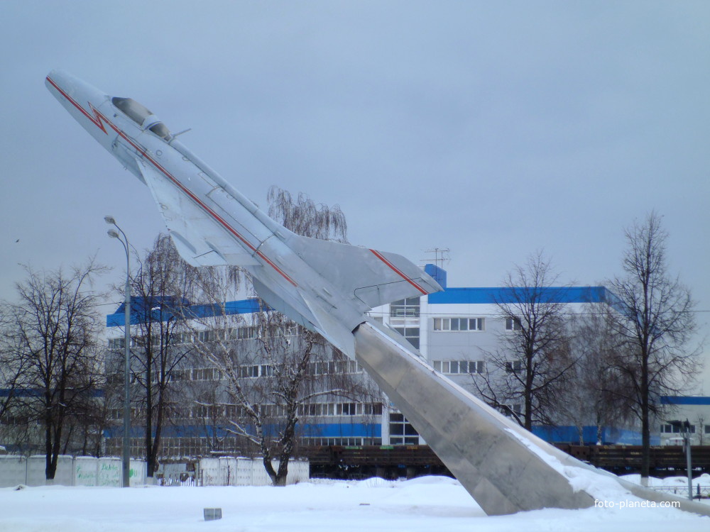 Самолёт-памятник в Жуковском  (у пересечения улиц Гагарина и Мясищева)