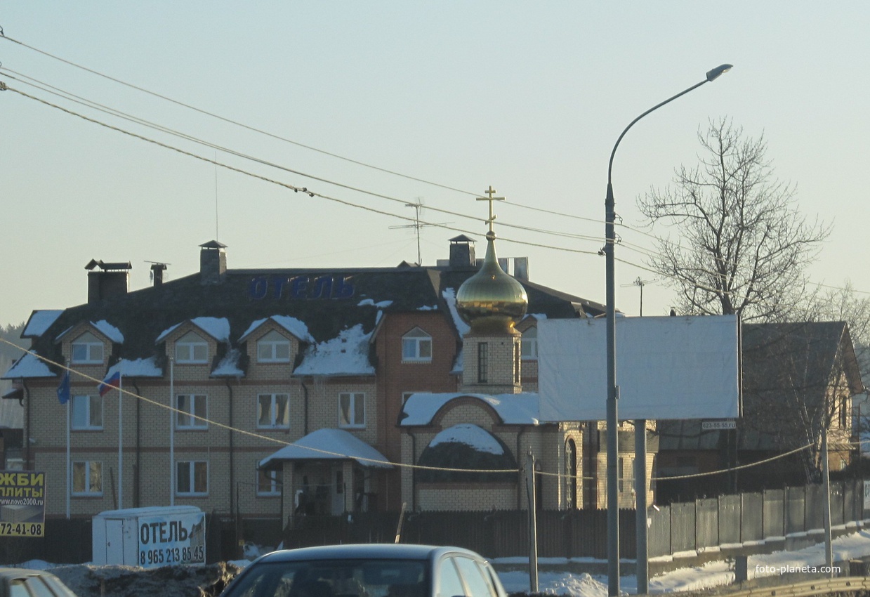 Вид на церковь-часовню Иконы Божией Матери Владимирская