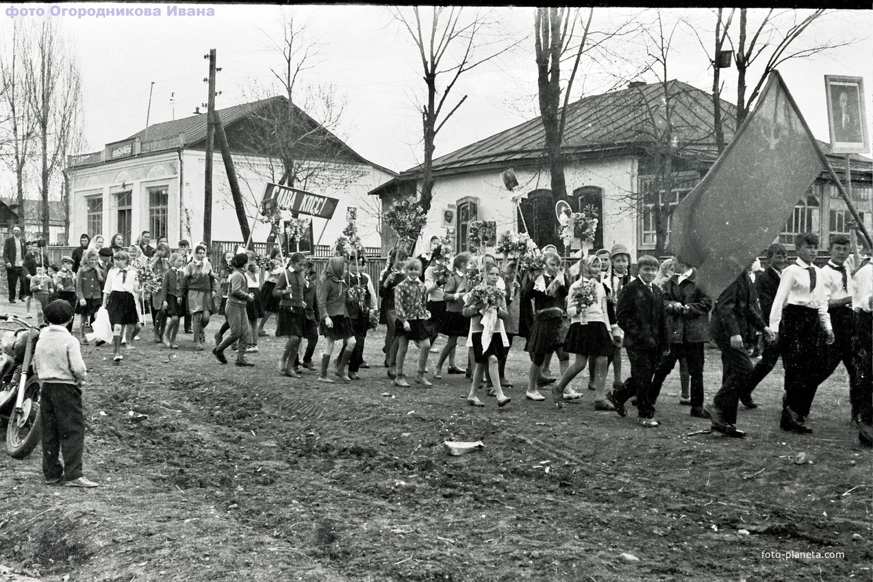 Праздничная демонстрация в Подгорной (годы 60-е)