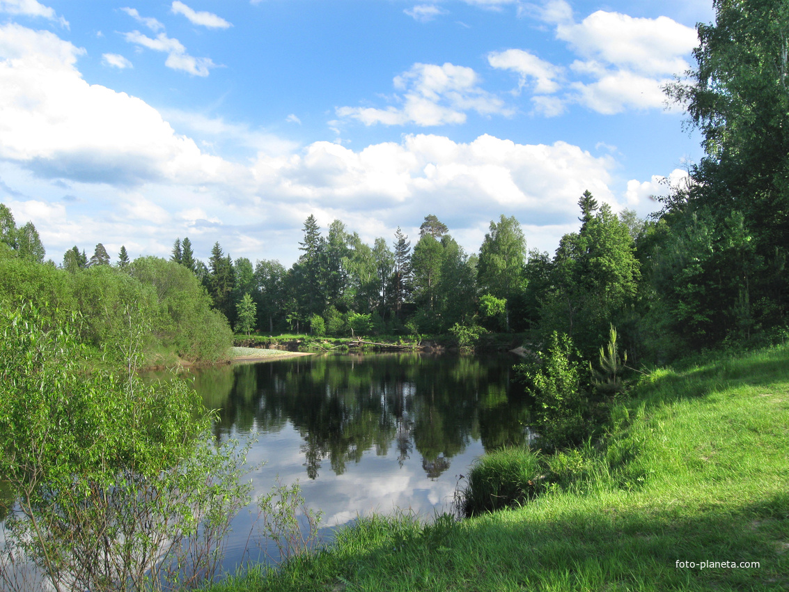 За улицей Дачная, река.