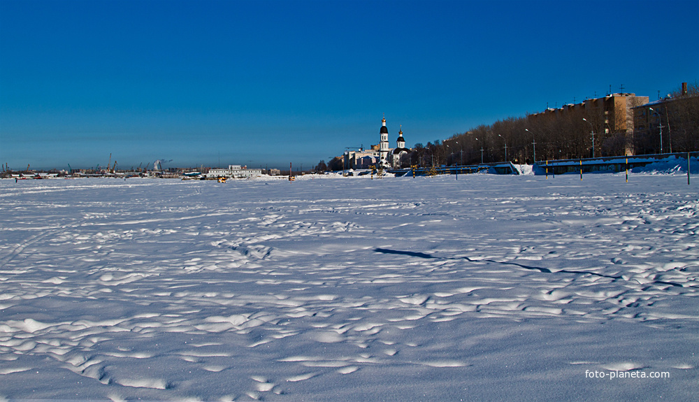 Вид на город зимой из Северной Двины