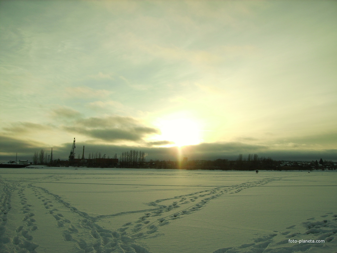 Вид с Волги на судоремонтный завод