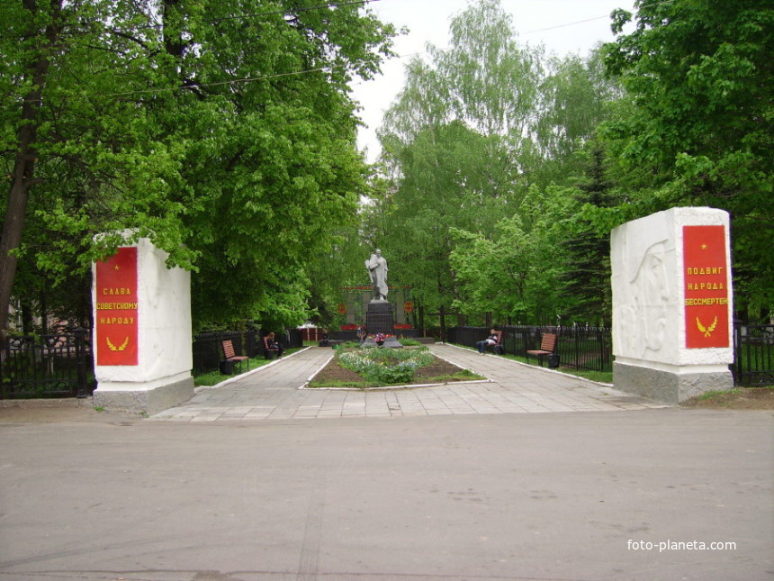 Фряново. Памятник и небольшой сквер неподалёку от автостанции