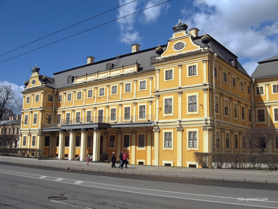 Университетская набережная.