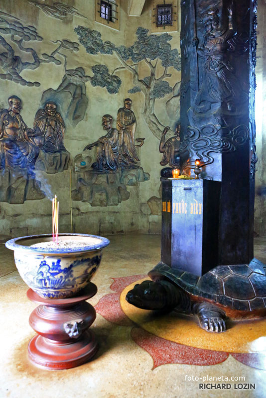 Long Sơn Pagoda, храм в основании статуи сидящего Будды