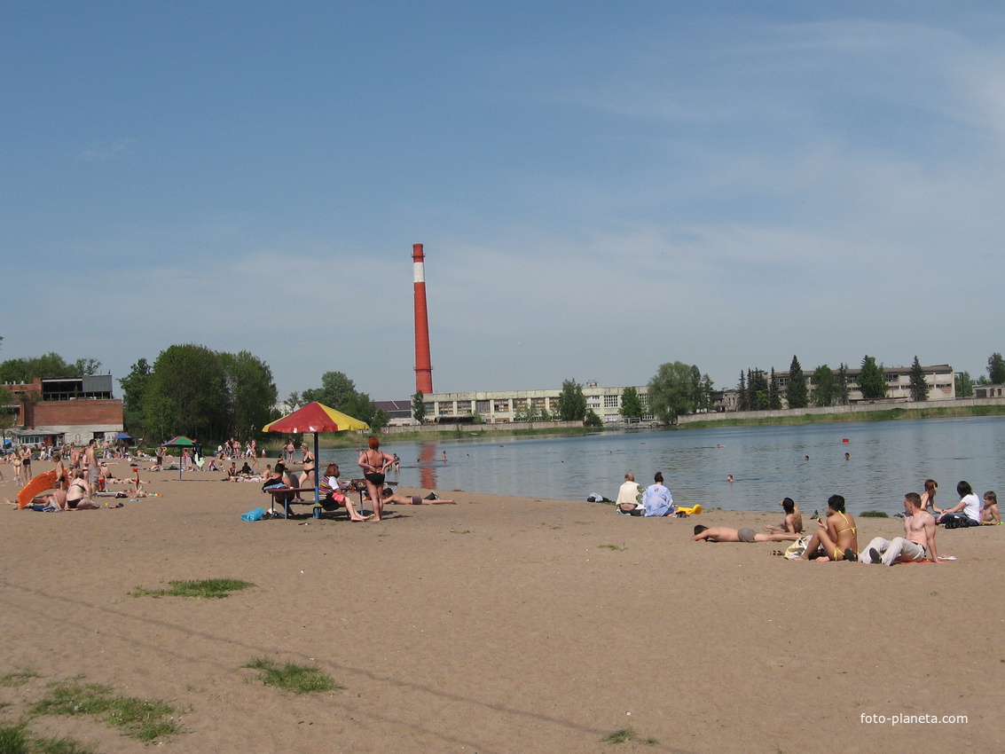 Городской пляж на озере Безымянном.