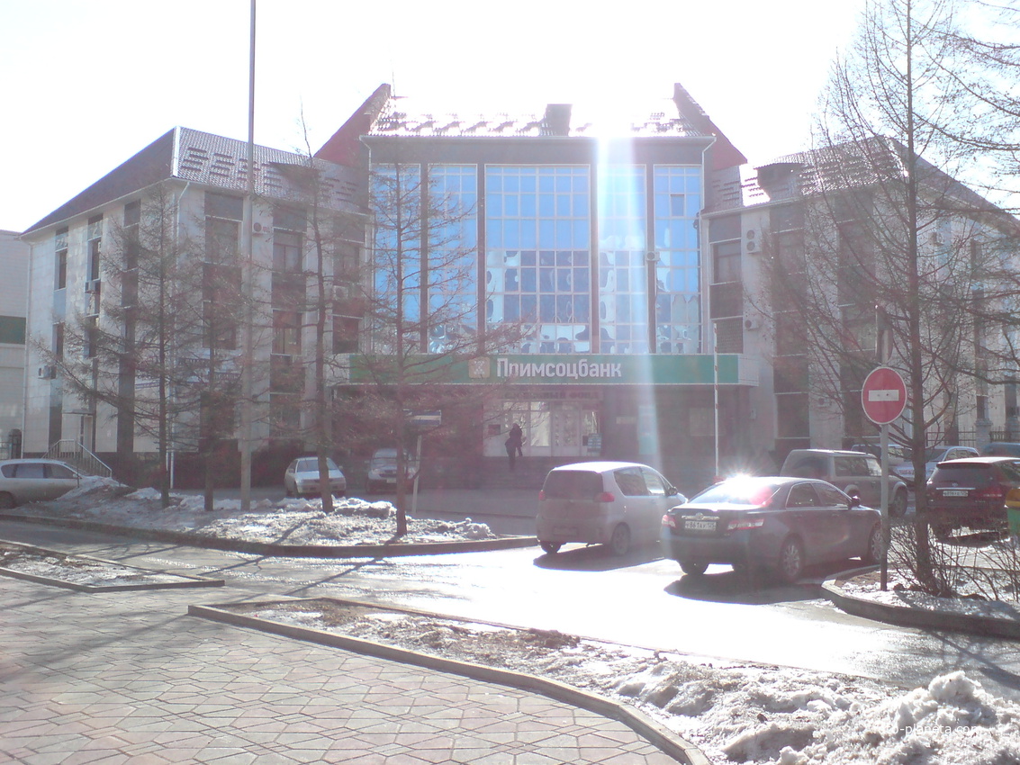 Здание ПримСоцБанка на ул. Плеханова, 100