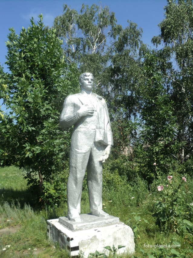 памятник рабочему в парке села