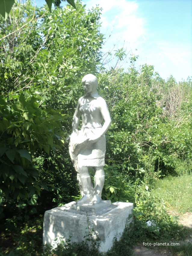 памятник колхознице в парке села