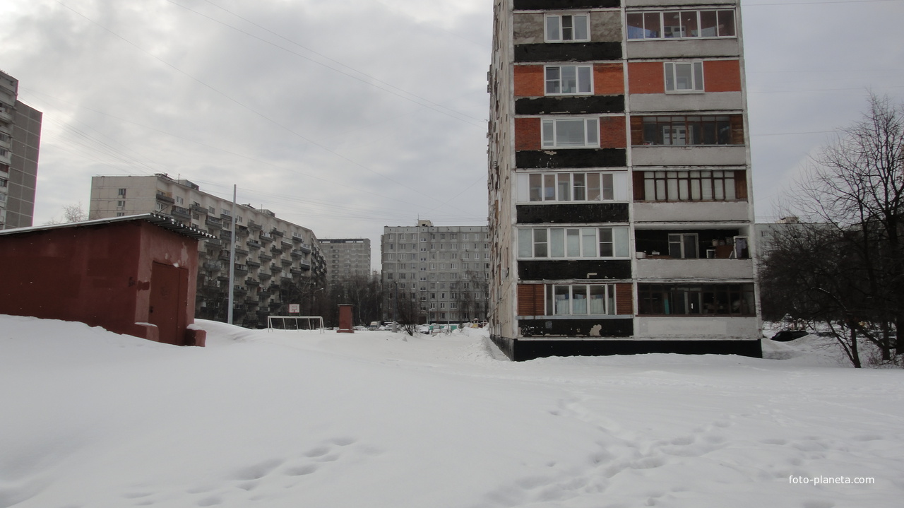 Футбольное поле над бомбоубежищем