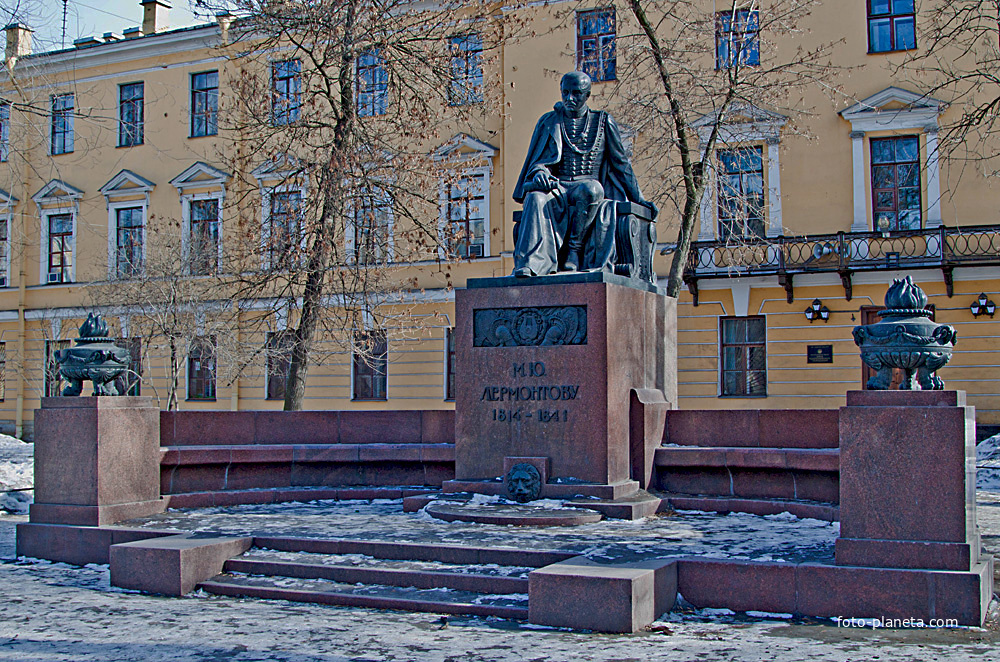 Памятник Лермонтову