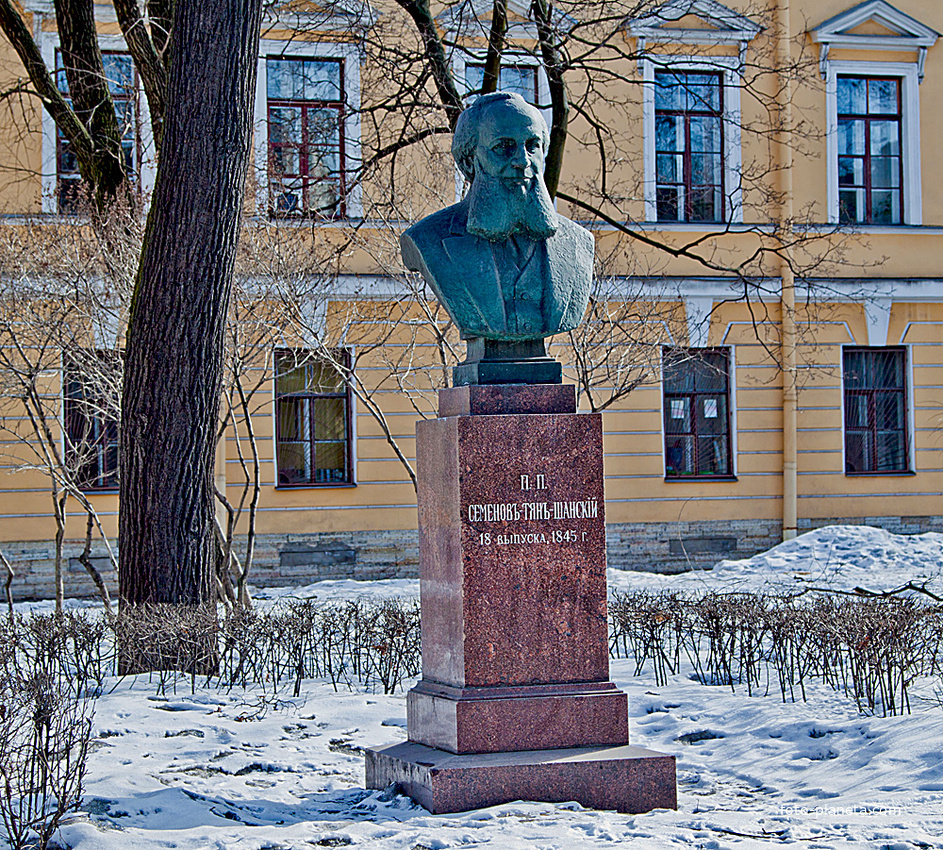 Памятник Семенову-Тянь-Шанскому