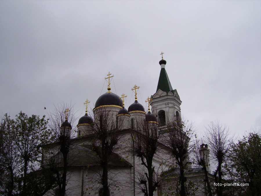 Каменная четырёхпрестольная церковь Белая Троица в Затьмачье