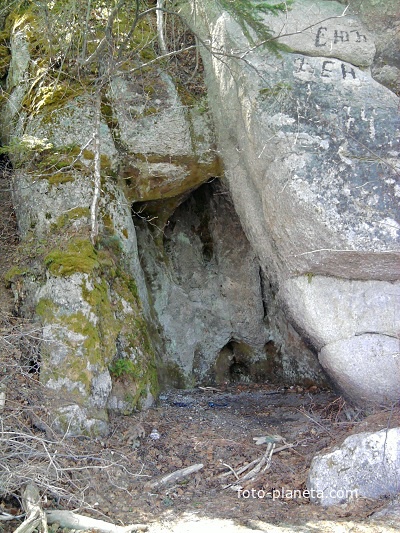 Пещера в камнях