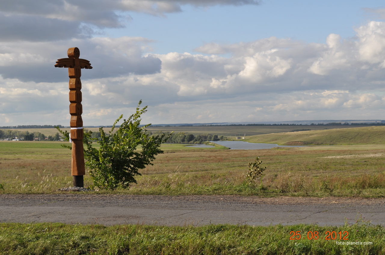 25 августа 2012 года на границе деревни Средние Татмыши и села Янгличи Канашского района установлен монументальный столб