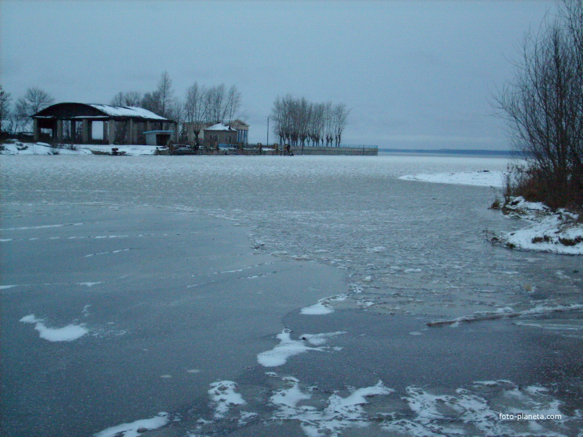 Первый лёд на реке.