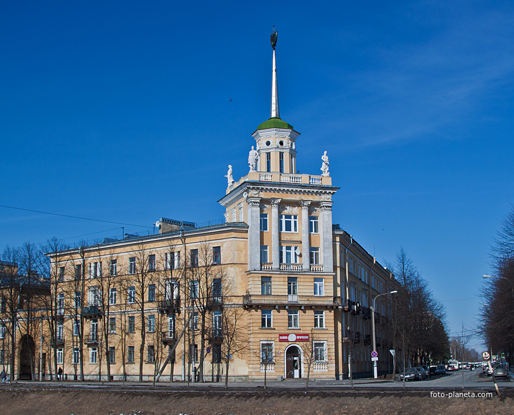 Колпино институты. Комсомольский канал Колпино. Колпино набережная Комсомольского канала 28. Колпино набережная. Набережная Комсомольского канала дом 28.