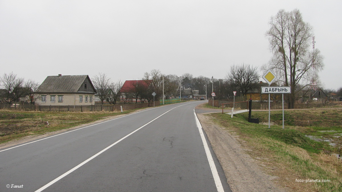 Знак при въезде в деревню со стороны Ельска