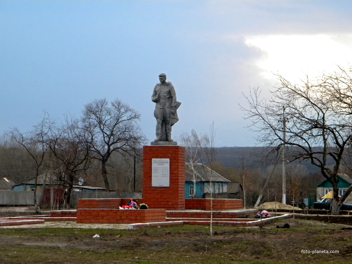 Братская могила 6 советских воинов.