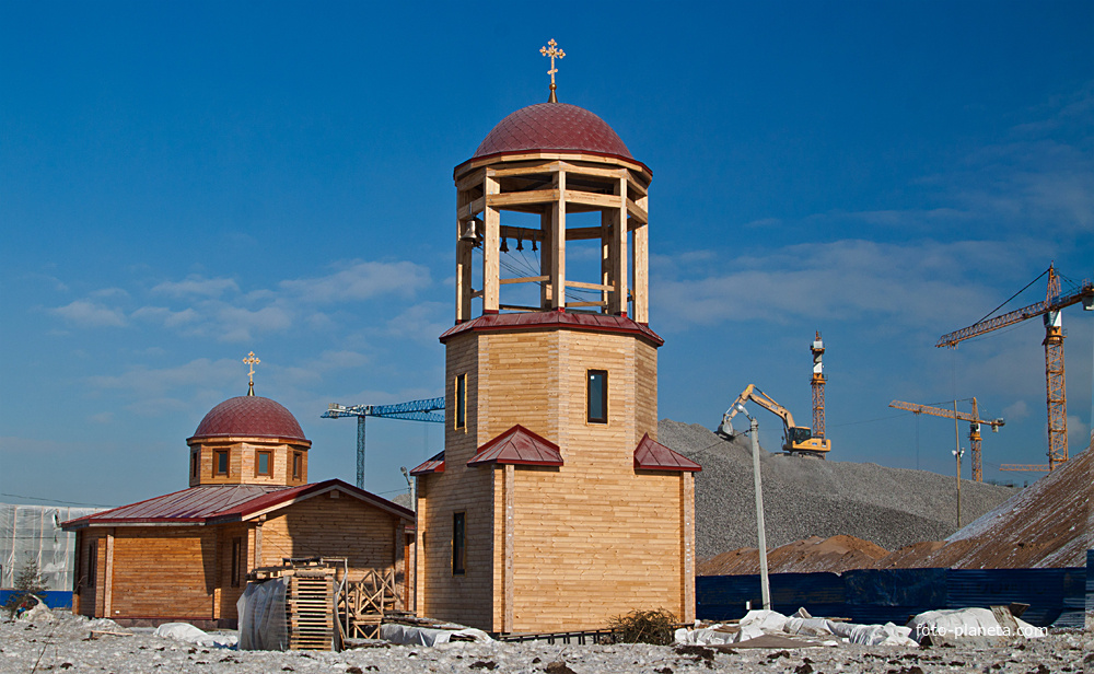Славянка. Зв храмом идет стройка.