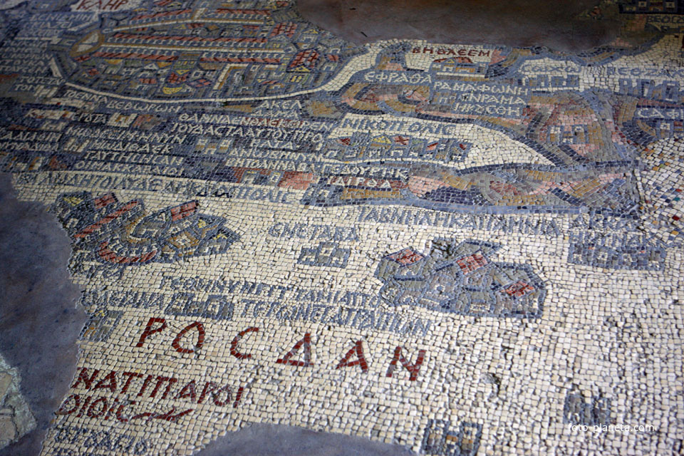Мозаичная карта-панно на полу православной Георгиевской церкви в городе Мадаба