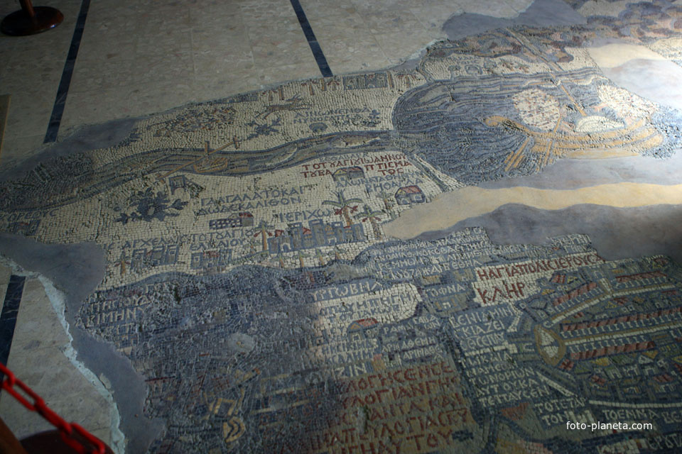 Мозаичная карта-панно на полу православной Георгиевской церкви в городе Мадаба