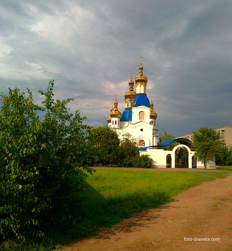 храм между кварталов Шахтёрский и Гагарина