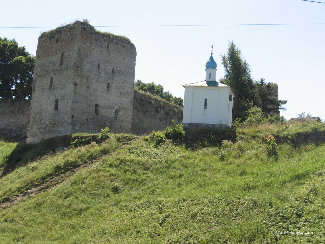 Корсунская часовня рядом с Талавской башней .