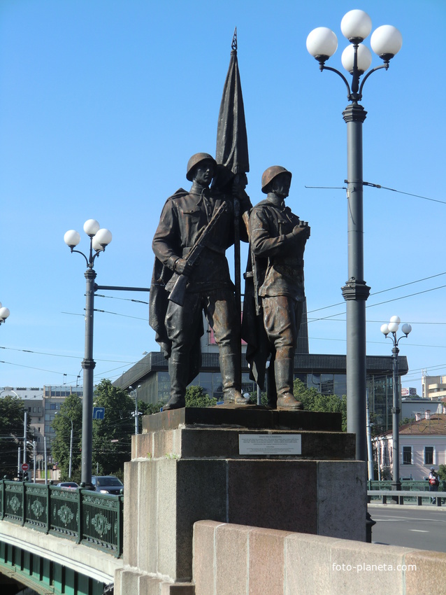 Зелёный мост - одно из лучших инженерных сооружений Вильнюса и лучшие скульптуры уличного монументального искусства.