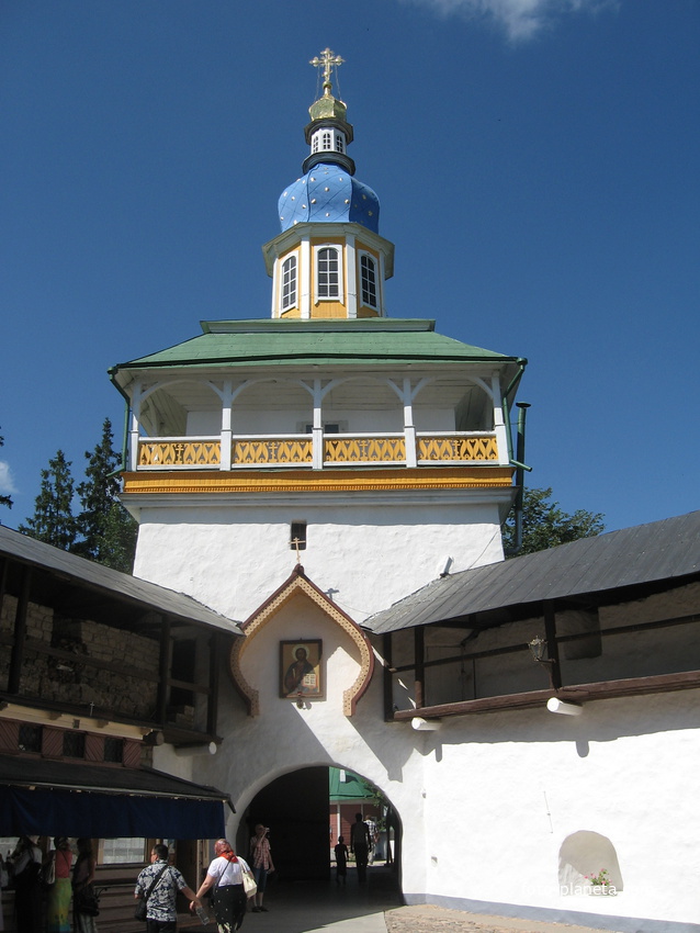Петровская башня — главный вход в монастырь.