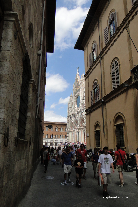Siena, улица ведущая к кафедральному собору